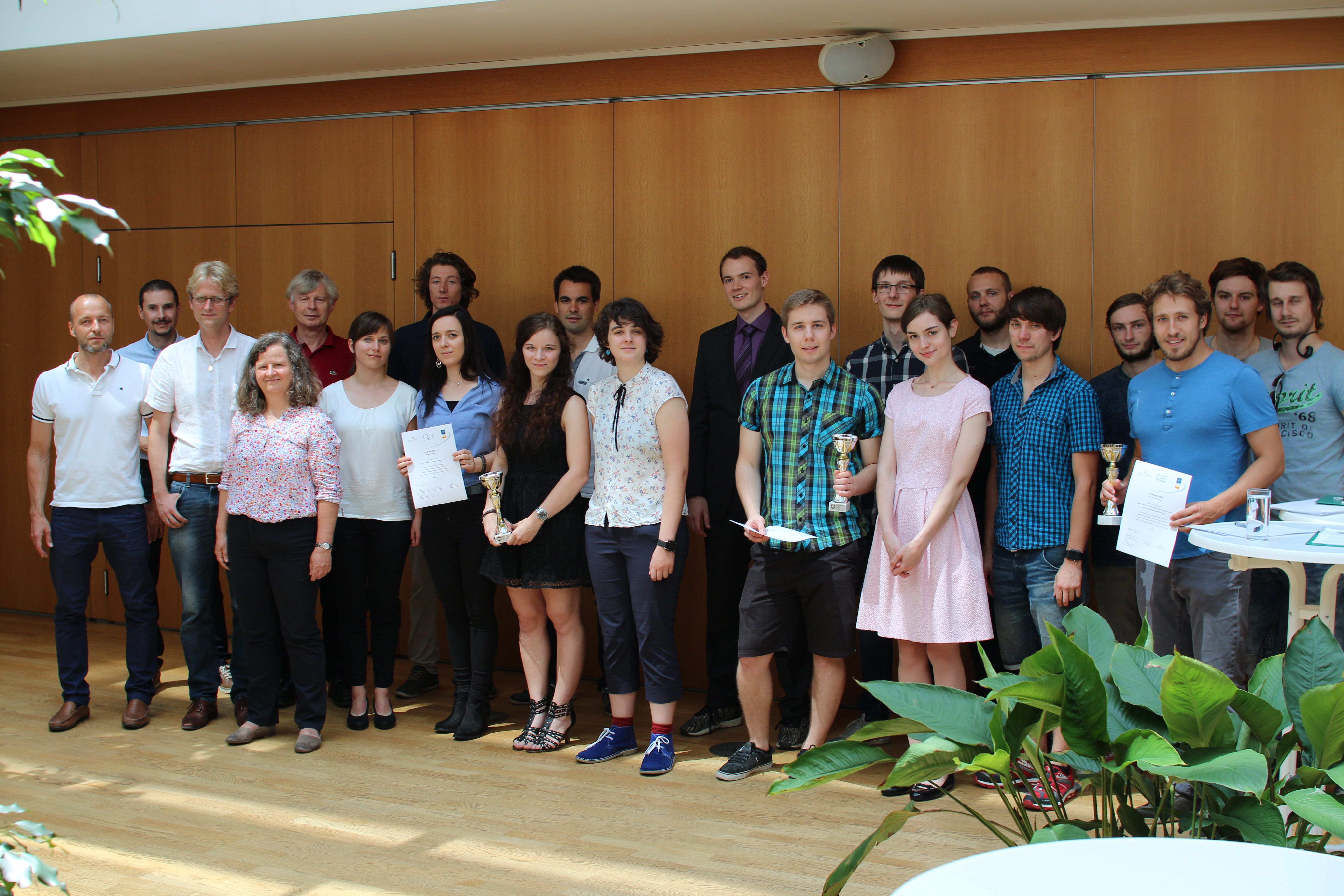 Gruppenfoto der Gewinner und Fachjury des IT-Preises der Stadt Innsbruck