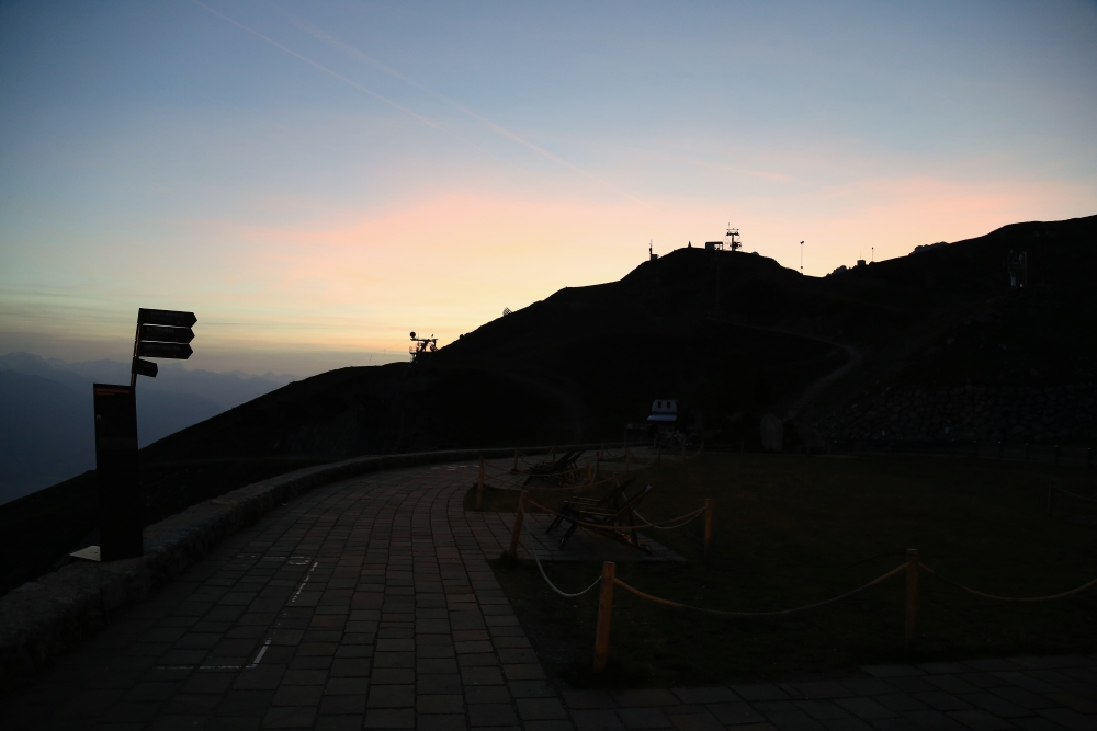 Sonnenuntergang mit rotem Himmel hinter der Bergsilhouette bei den "Höhenflügen 2018"